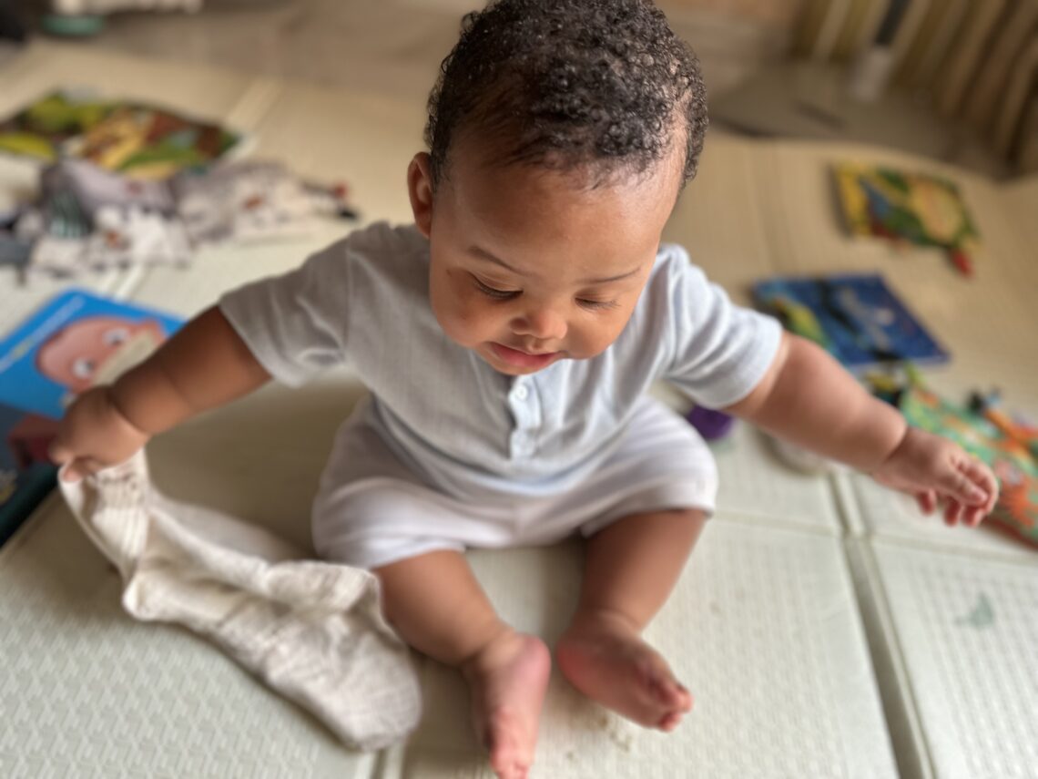 anak bermain secara mandiri dengan pengawasan orang tua