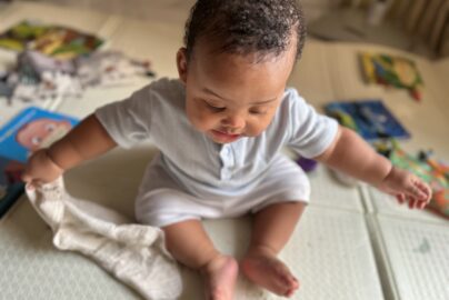 anak bermain secara mandiri dengan pengawasan orang tua