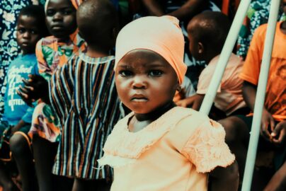 kain tradisional Afrika dengan warna cerah untuk mengenalkan budaya pada anak ala Montessori