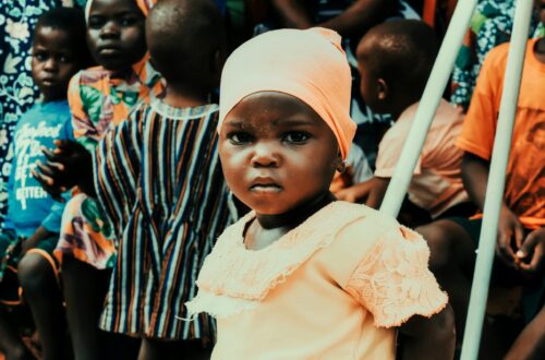 kain tradisional Afrika dengan warna cerah untuk mengenalkan budaya pada anak ala Montessori