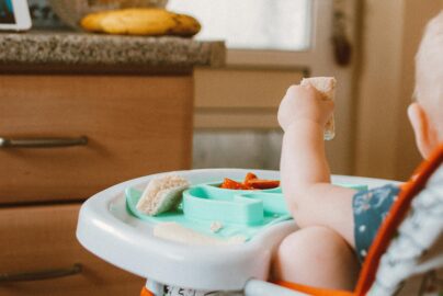 High chair bayi untuk latihan makan mandiri Montessori